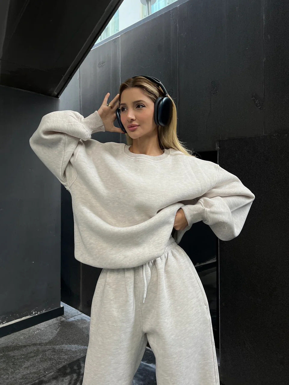 Solid color loose crew neck sweater strap-up trousers cover