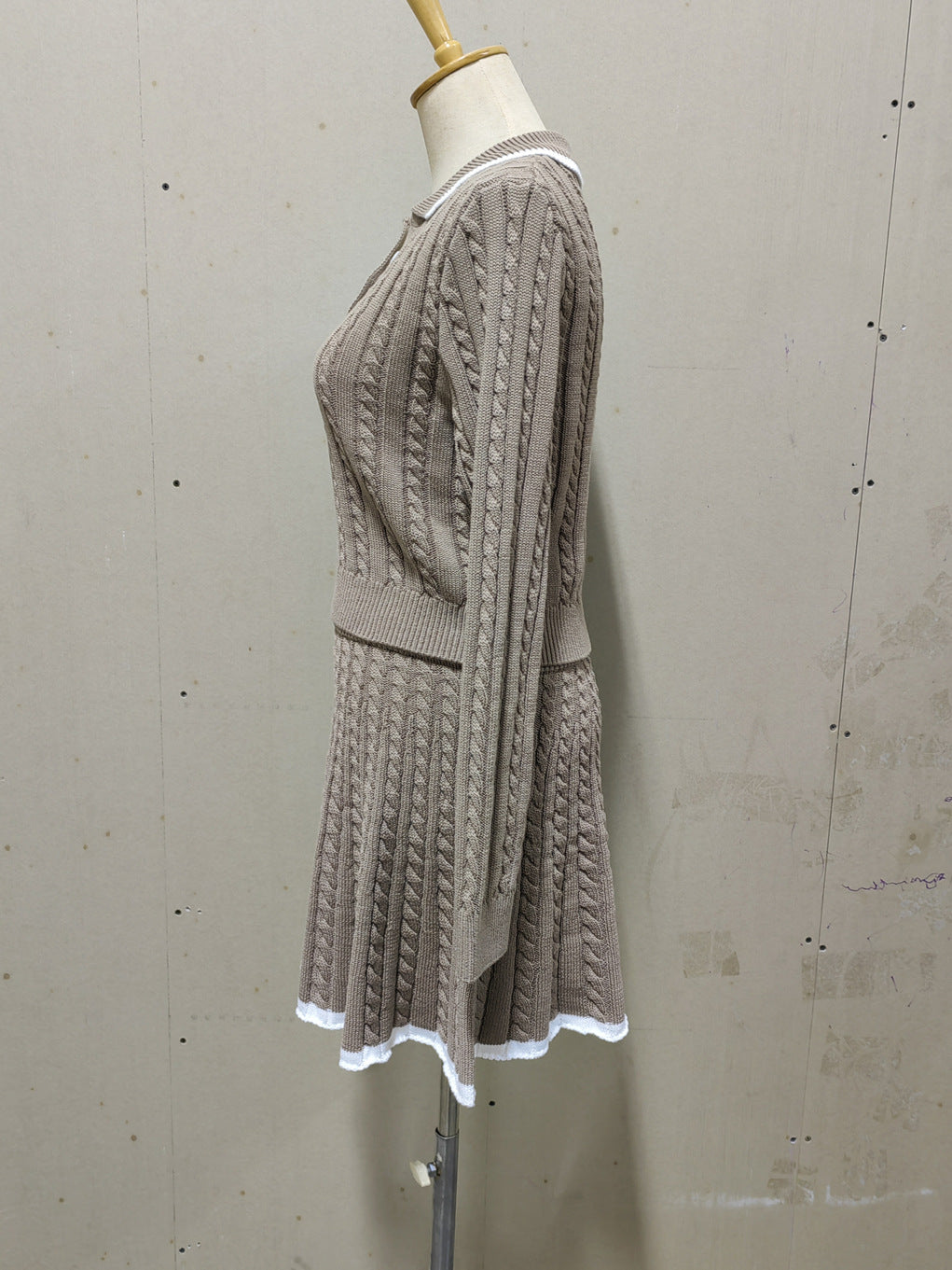 Long-sleeved button-down lapel knitted sweater top + short umbrella skirt