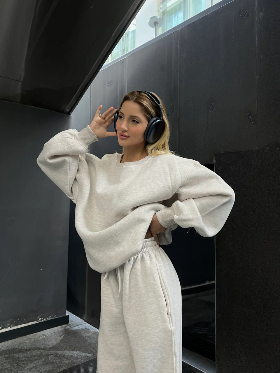 Solid color loose crew neck sweater strap-up trousers cover