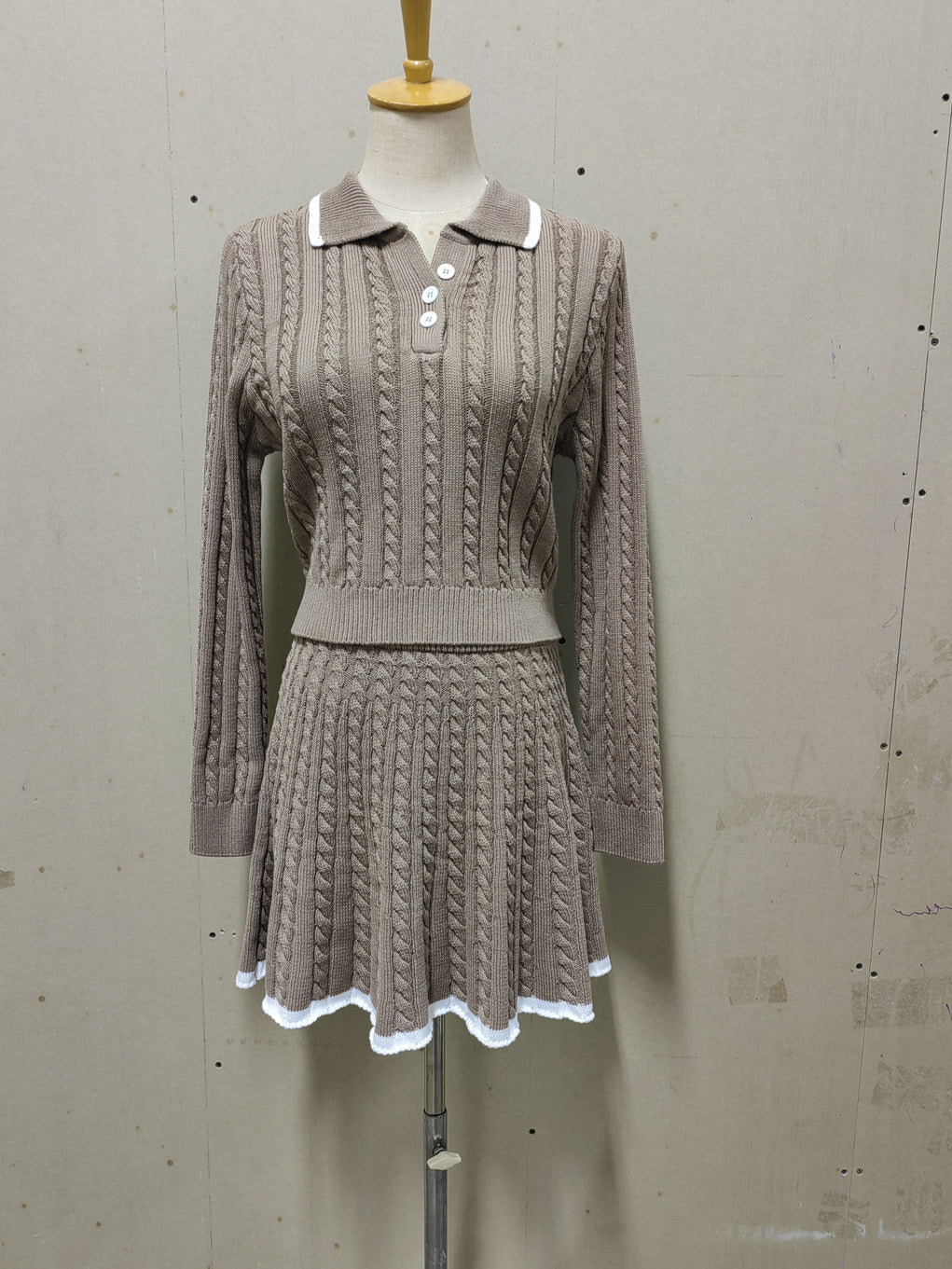 Long-sleeved button-down lapel knitted sweater top + short umbrella skirt
