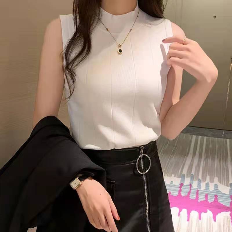 Slim-fit sleeveless knitted sweater